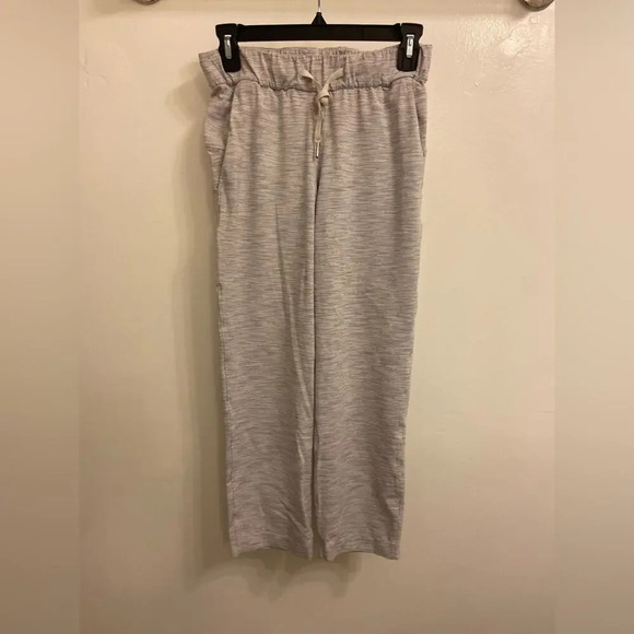 Lululemon On The Fly Crop Wee Are From Space Gray and White Size 2 - Picture 1 of 9